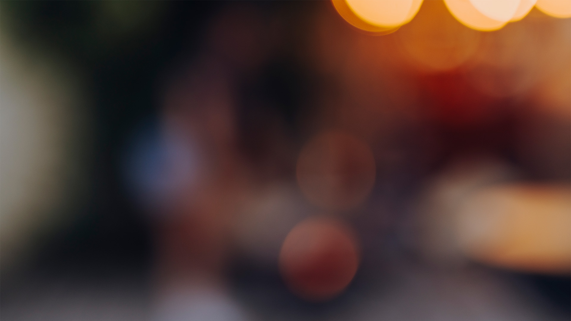 Szene mit einem unscharfen Bild von Kerzenlichtern