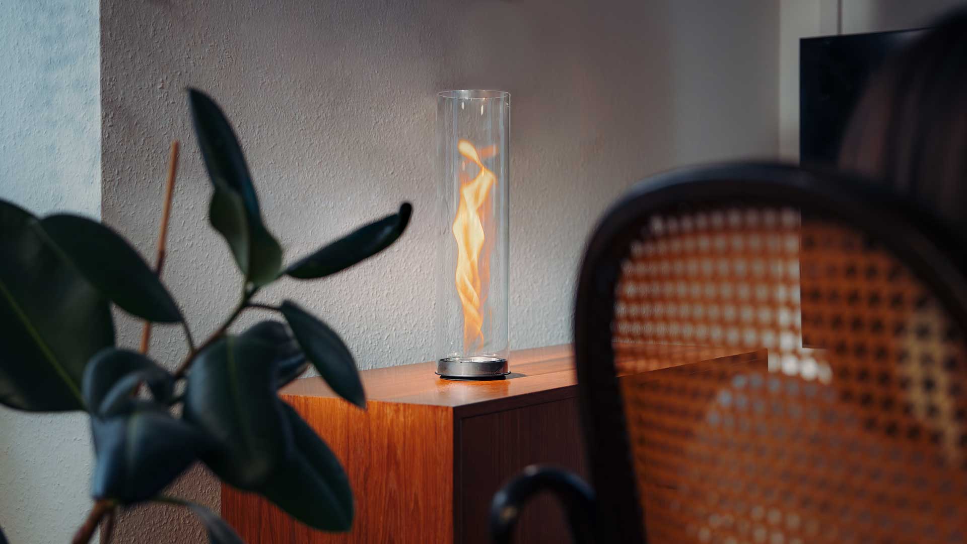 The 00975 Spin Air 1200 built-in is shown as next to a plant on a table, creating a stylish and accessible visual.