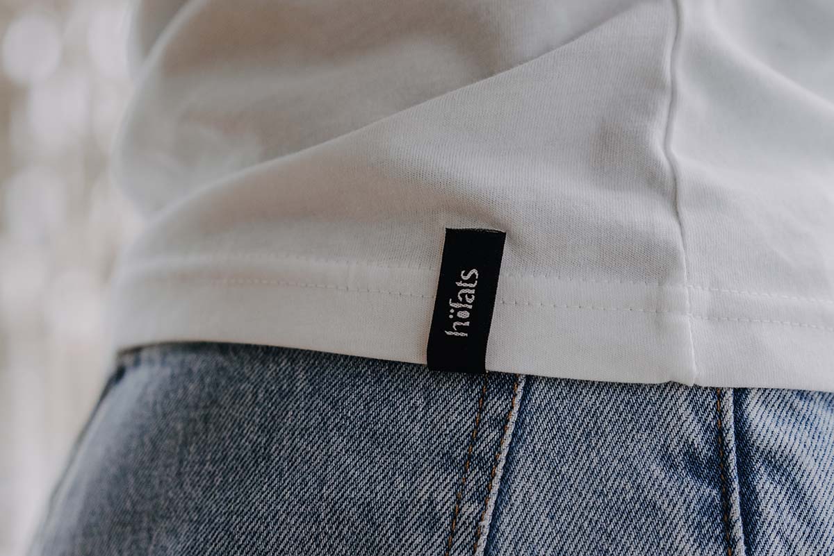 Une femme porte une SHIRT blanche et un jean.