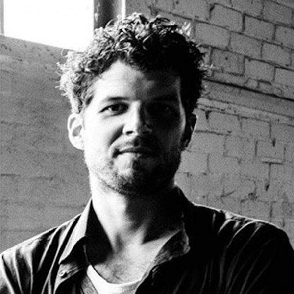 Un homme avec une barbe et une casquette.