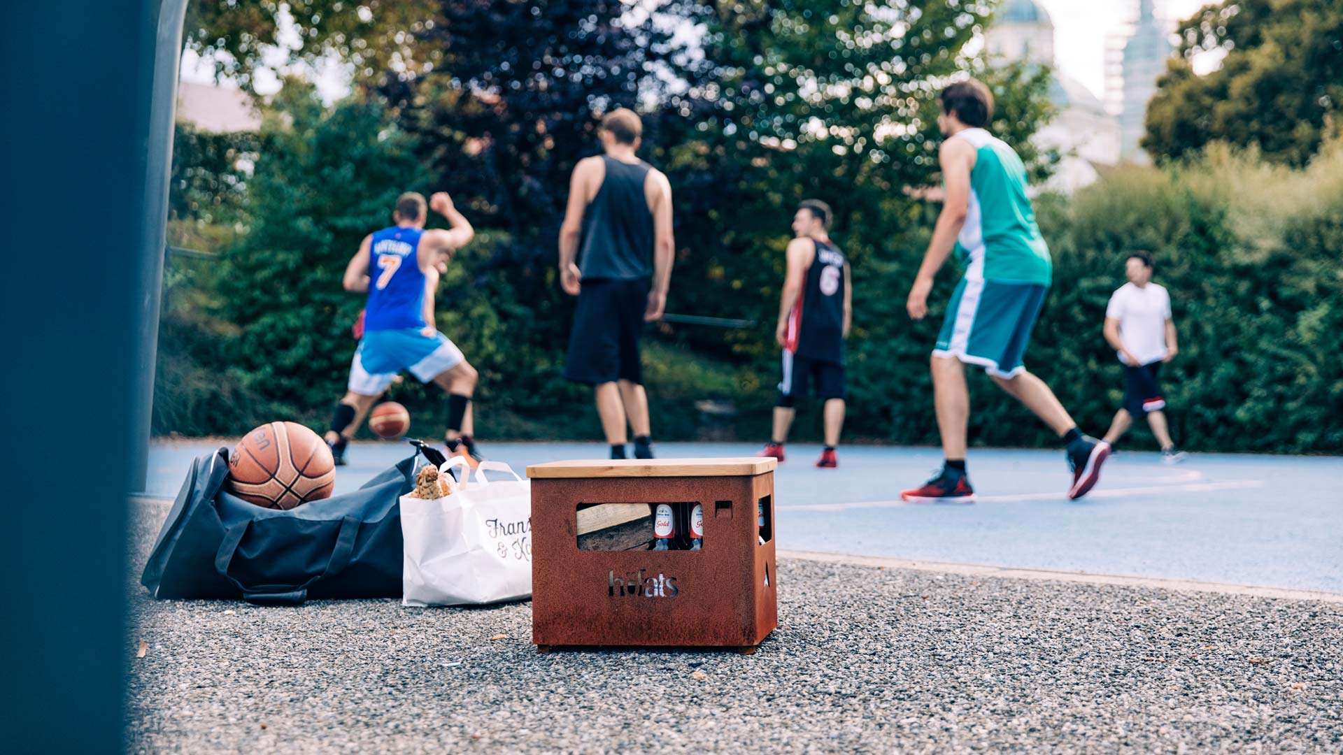 Dieses Bild zeigt eine Box mit einem Basketball darauf, mit dem BEER BOX Brett.