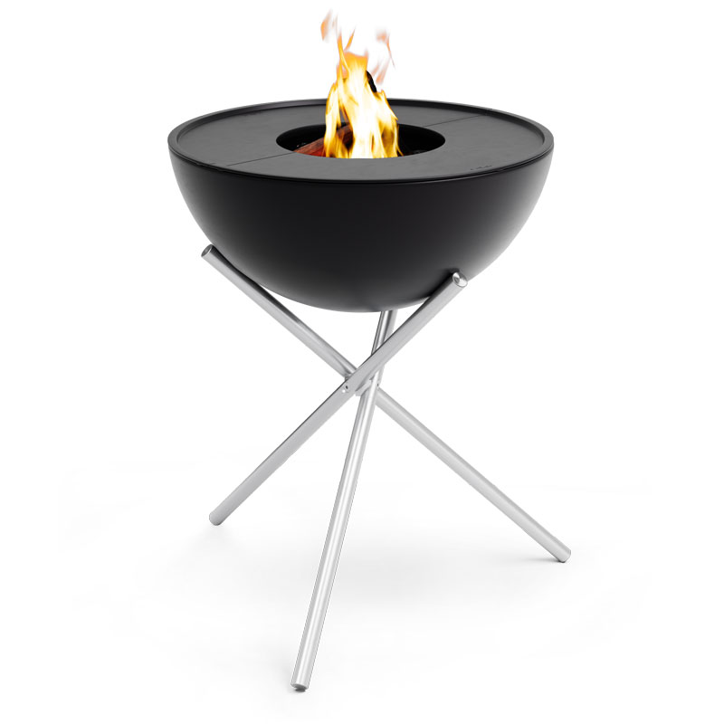 Le set de barbecue BOWL 70 BBQ High est présenté comme un brasero avec un feu brûlant dedans, créant une image élégante et accessible.