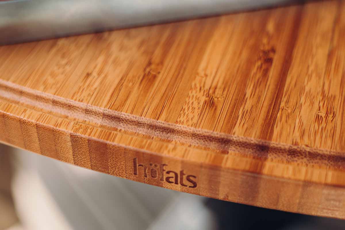 CONE Tablette Illustré est un gros plan d'une Plancha à découper sur une table, avec la Plancha CONE.