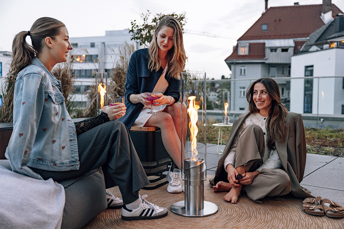 Two women sitting on a bench, enriched by the presence of the 00629 Spin 1500 elevation silver, which merges design with utility.