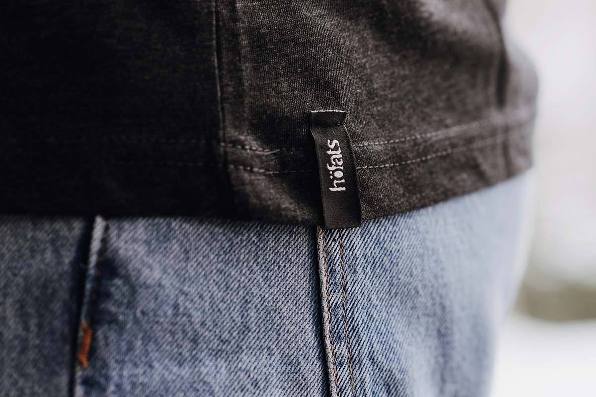 SHIRT femme gris S Ici est représenté un homme portant un SHIRT noire et un jean, avec le SHIRT Men gris en taille S.