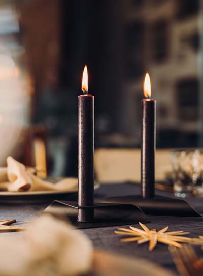 Illustré est une bougie sur une table avec une serviette et un porte-serviettes, avec la SQUARE CANDLE .