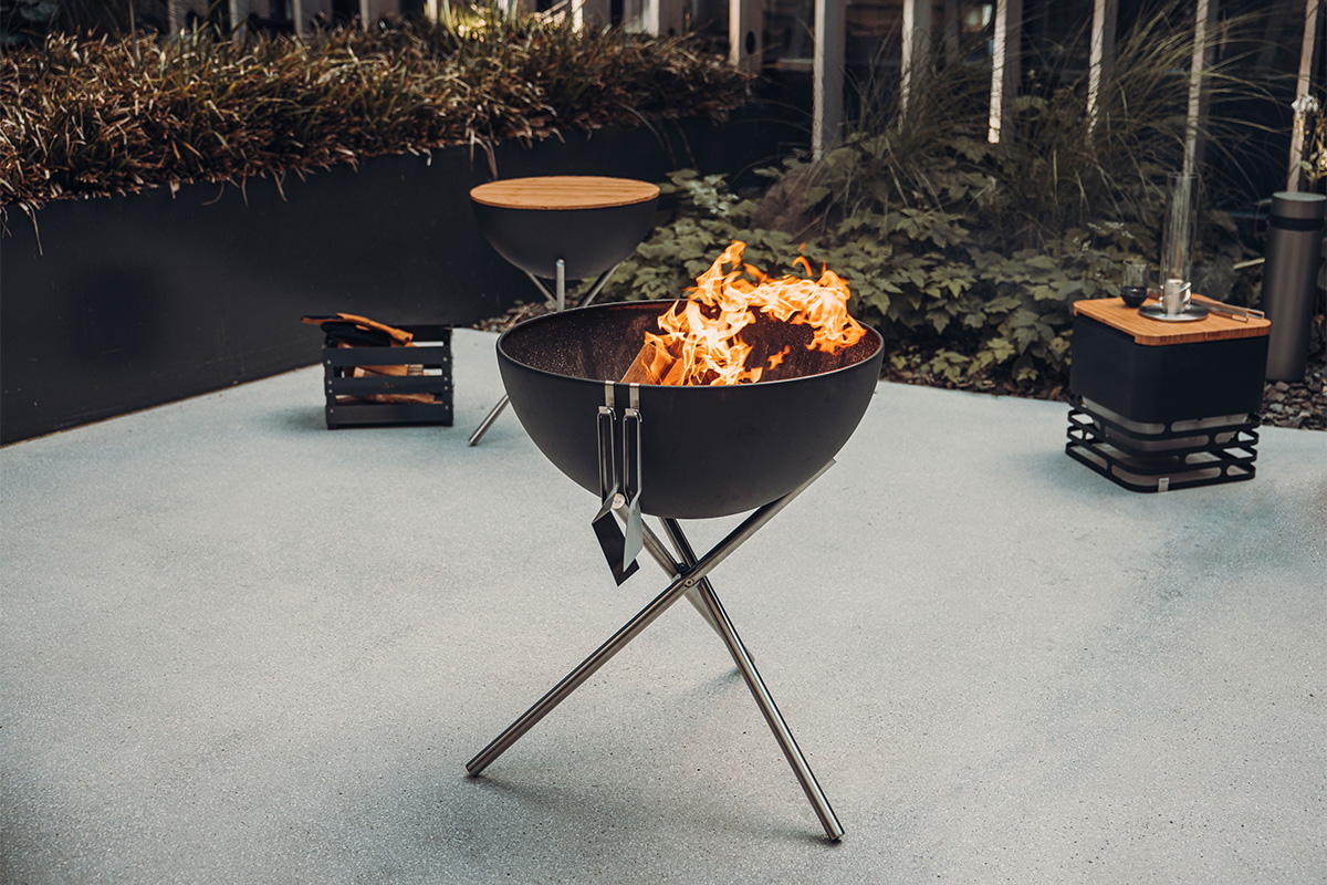BOWL 70 Fire Bowl with tripod Experience a fire pit with a fire in it with the refined touch of the 00258 Bowl 70 with Tripod