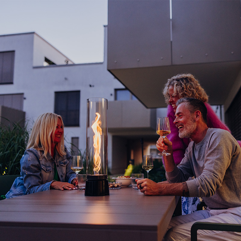 Ein gemütliches Szenario mit einer Gruppe Mencshen auf einer Terasse, die die Wärme der SPIN air genießen.