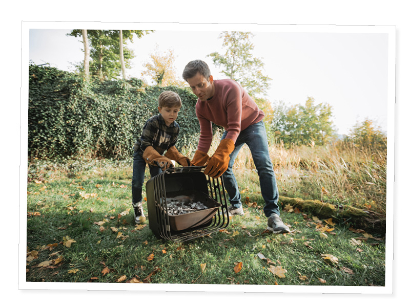 Un père et son fils jouent dans l'herbe.