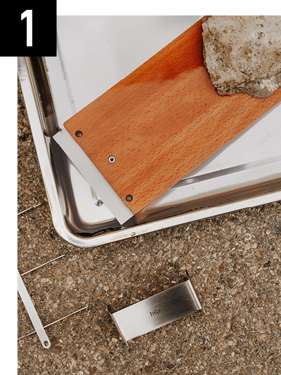 Un morceau de bois est en train d'être retiré du sol.