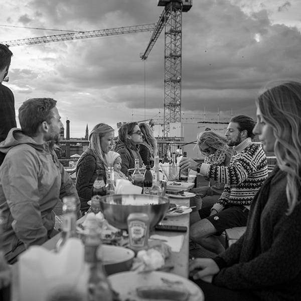 Un groupe de personnes assises autour d'une table.