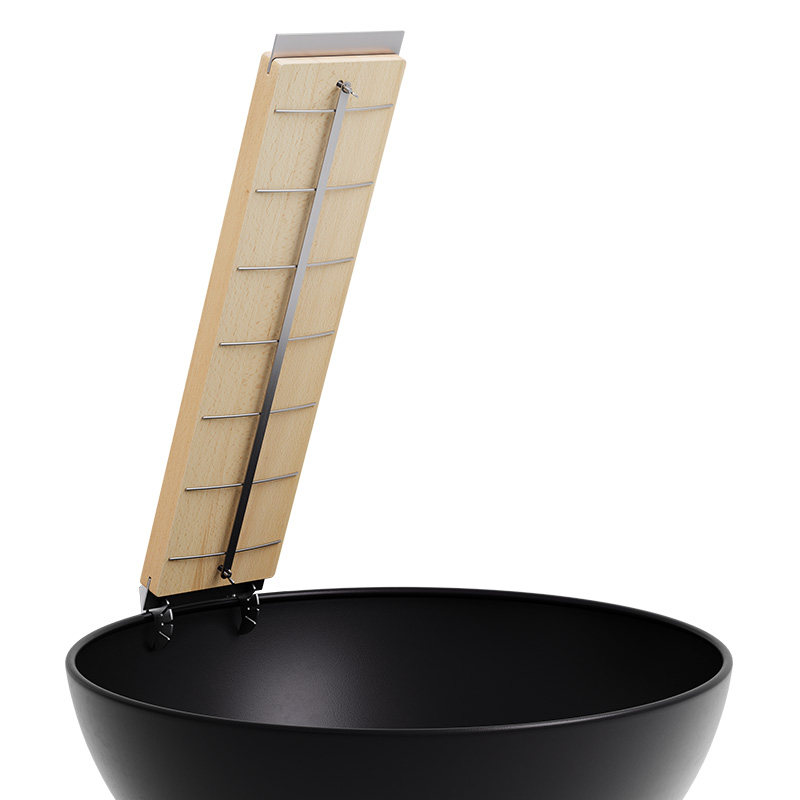 Flammlachs-Brett Ein Blick auf eine schwarze Bowl mit einem Holzgriff und einem Metallgriff, mit dem Flammlachs-Brett.