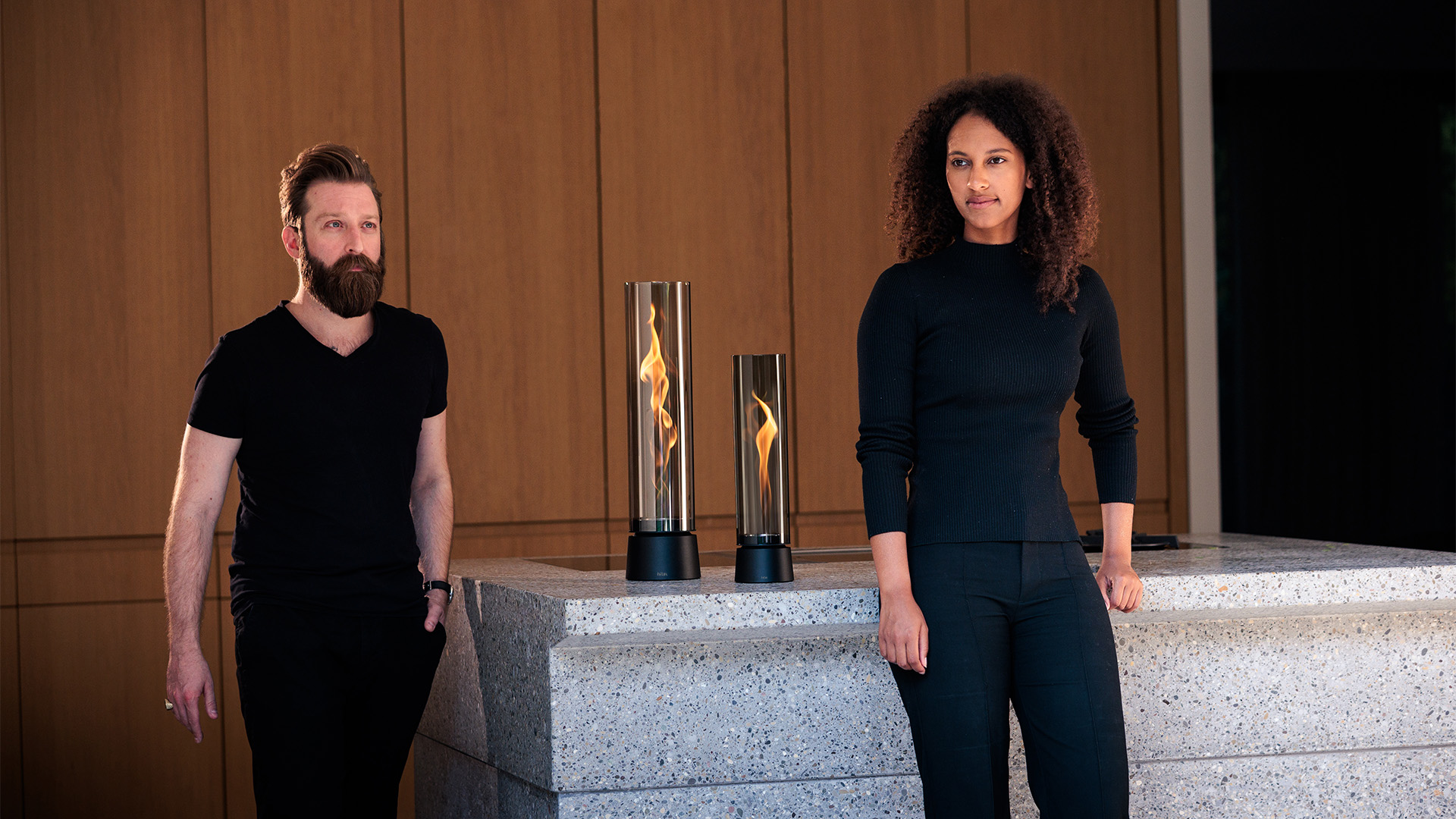 Zwei schwarz gekleidete Personen. Dazwischen die brennende SPIN air 900 und SPIN air 1200.