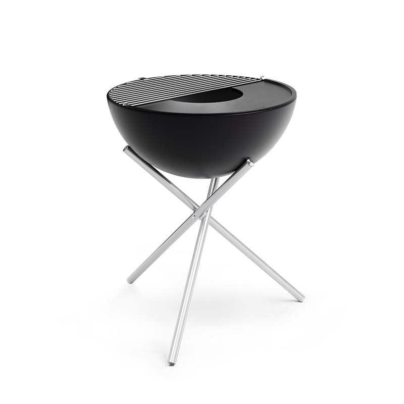 BOWL 57 Grille Sur l'image est représenté un barbecue portable qui peut être utilisé pour la cuisine en plein air, avec la Grille BOWL 57.