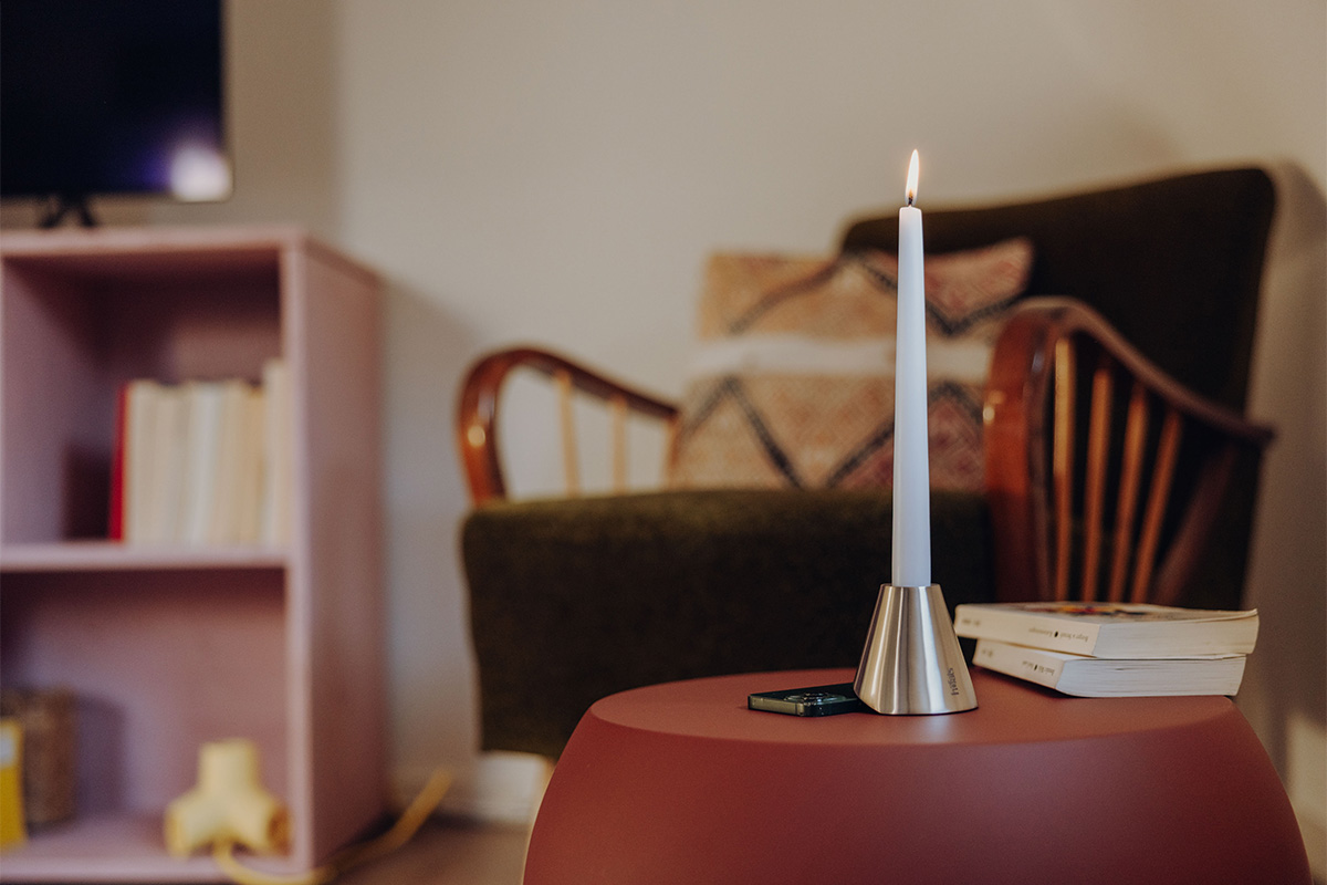 DIGI DETOX Candleholder (Set of 2) Digi Detox auf Wohnzimmertisch, im Hintergrund ein Schaukelstuhl.