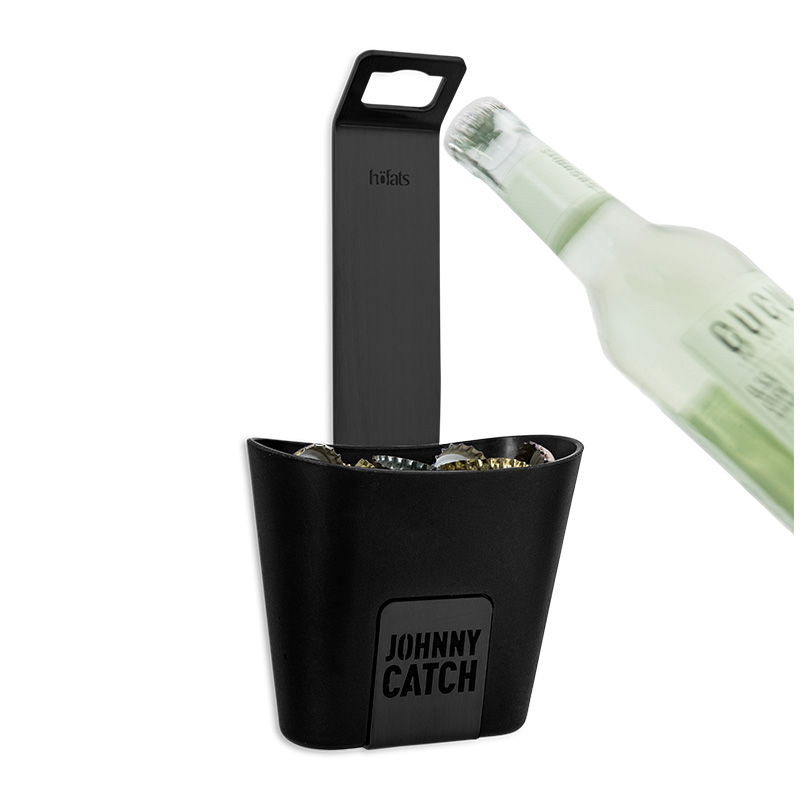 Eine Darstellung einer Flasche und eines schwarzen Kunststoffbehälters mit einem Flaschenöffner, wobei der 00842 Johnny Catch Cup Black Flaschenöffner als zentrales und zweckmäßiges Element dargestellt wird.