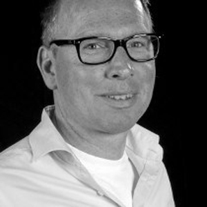 Un homme en lunettes et une SHIRT blanche.