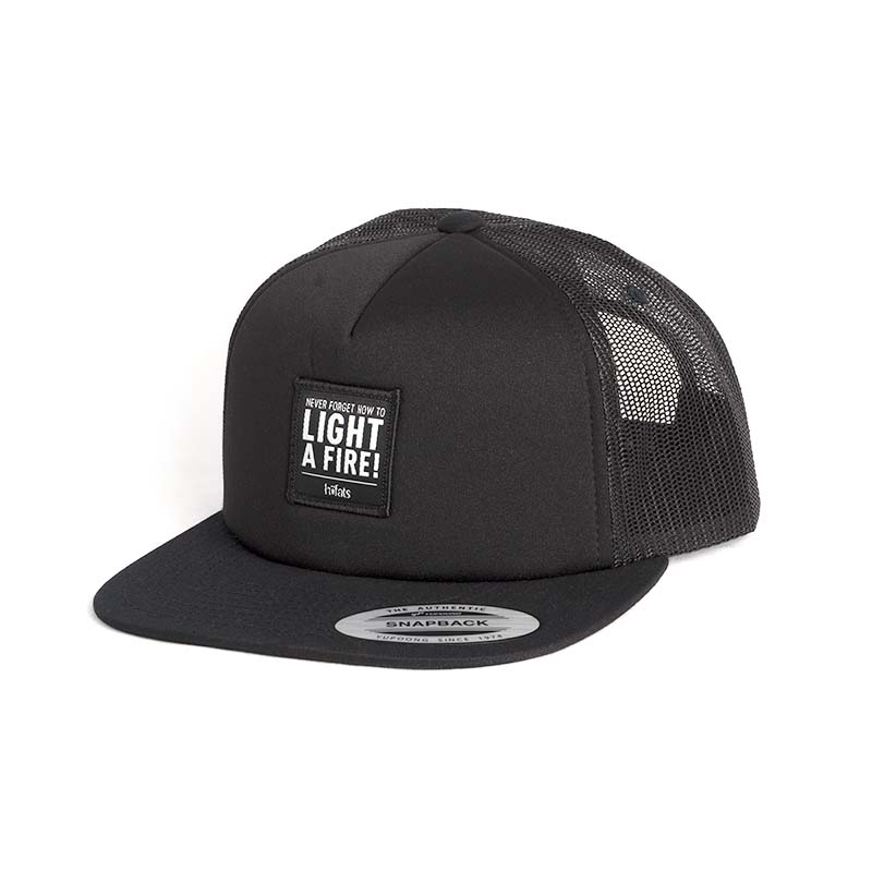 CASQUETTE noir Un chapeau noir avec les mots "allumer un feu" dessus.