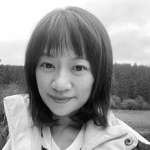 Une fille avec une veste blanche.