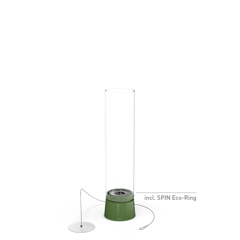 Une base verte avec un cylindre en verre, le 00818 SPIN air 900 Feu de Table Emaille Green, complète le moment avec son design réfléchi.