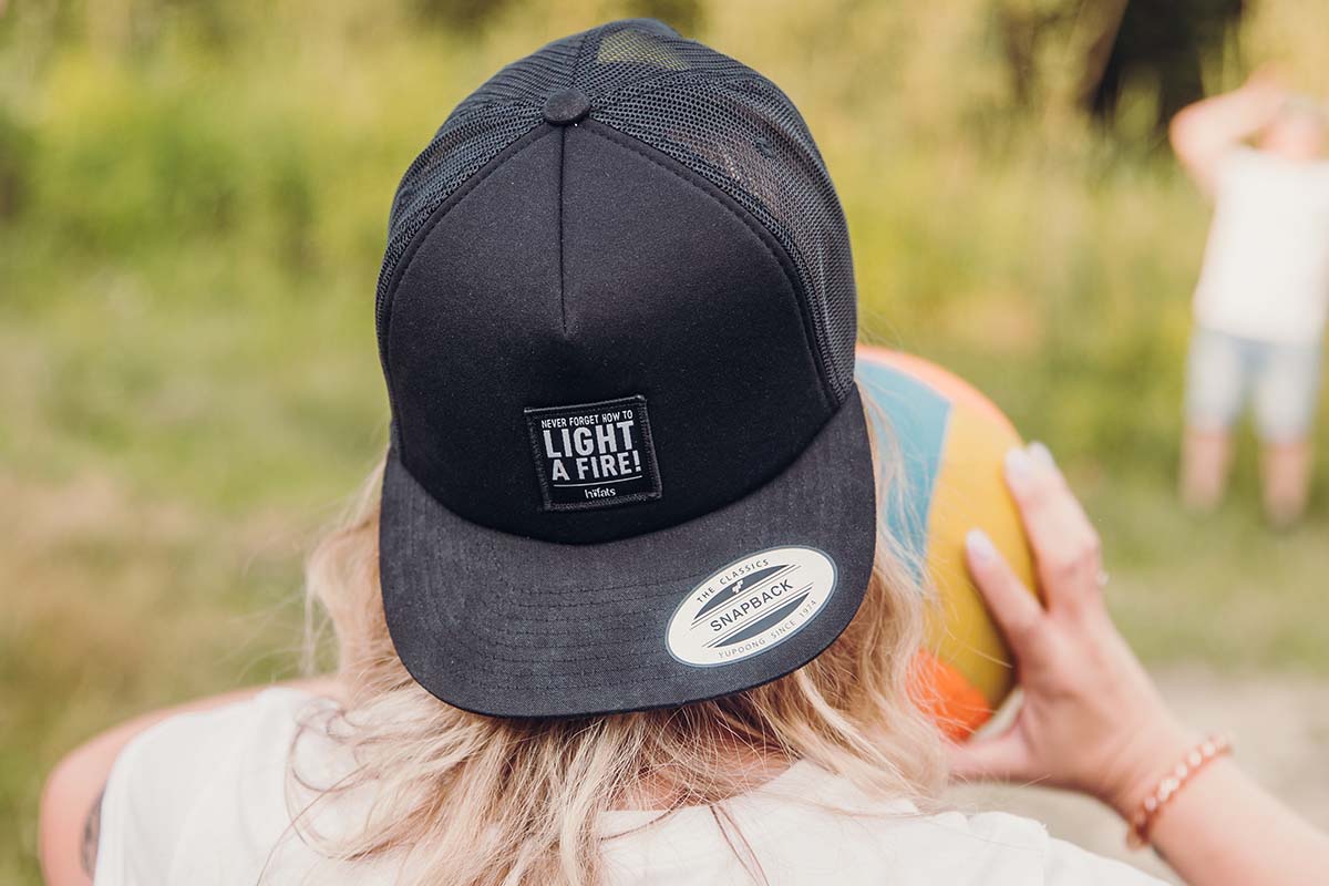CASQUETTE noir Une femme porte un chapeau noir avec les mots "Light Up".
