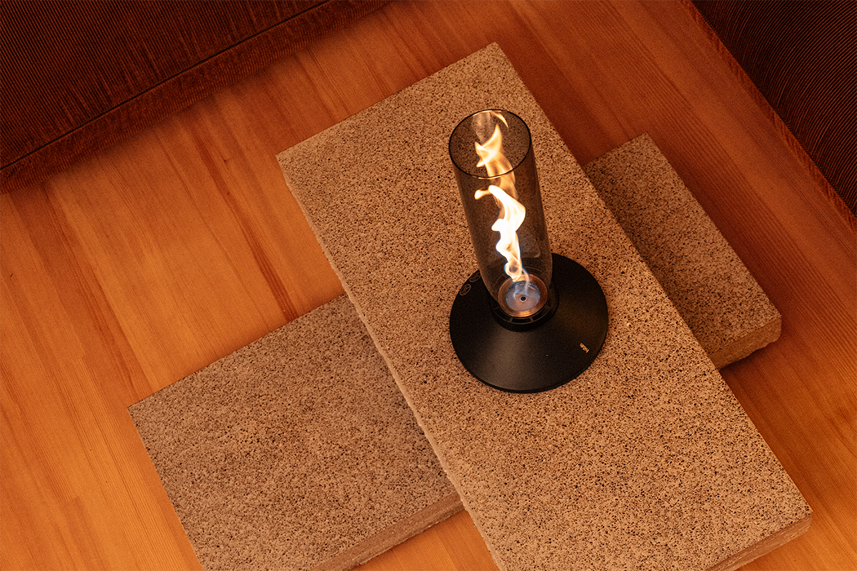 SPIN X 1200 Tischfeuer all black SPIN X all black auf einem Wohnzimmertisch