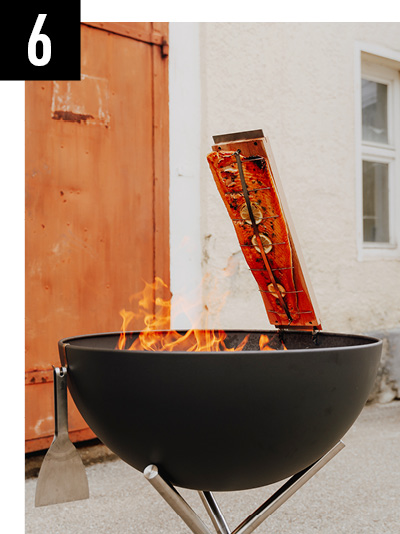 Un brasero avec un bâton enflammé qui y colle.