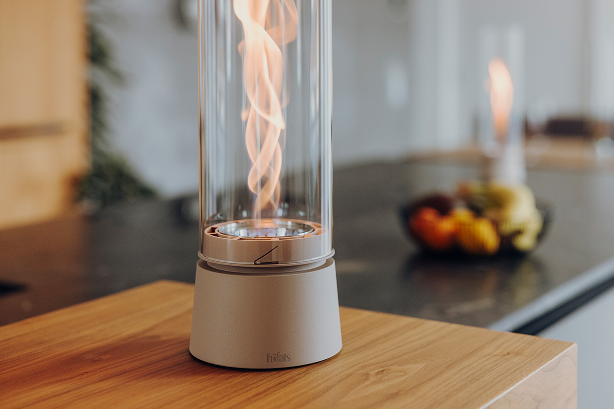 SPIN air 900 Tischfeuer sand SPIN air 1200 sand in einer Küche / Bar mit Menschen CLose-up