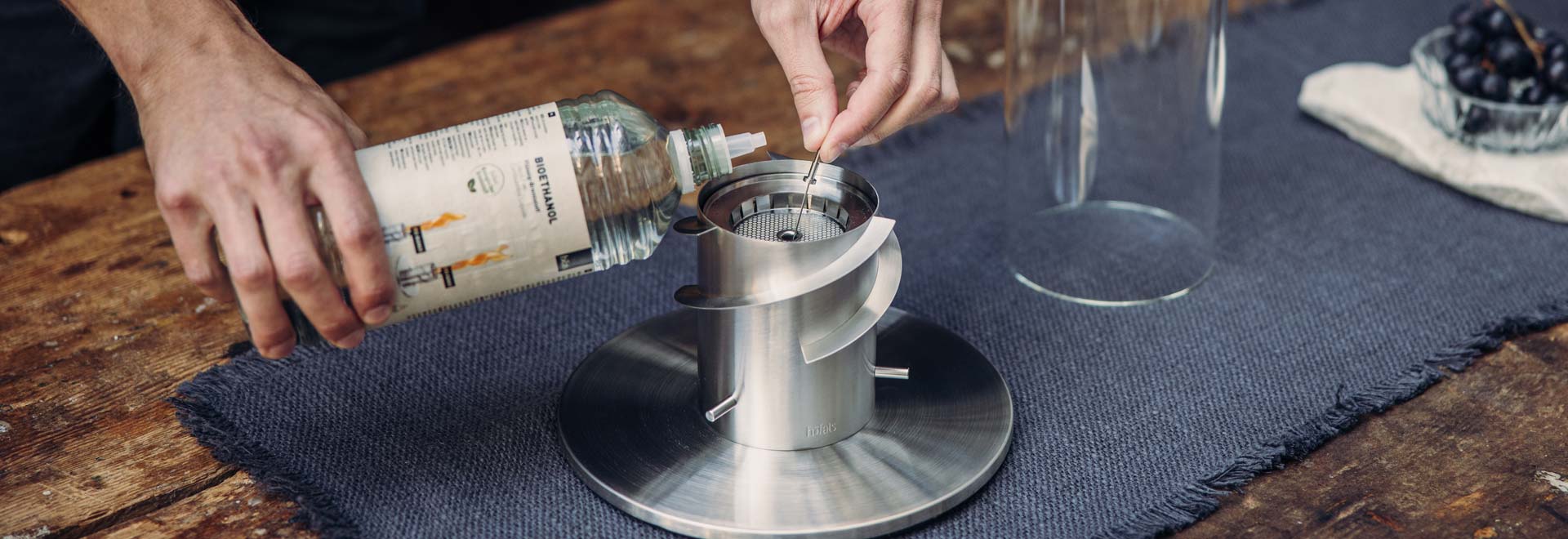 Une personne verse du bioéthanol dans le Bio-Burner.