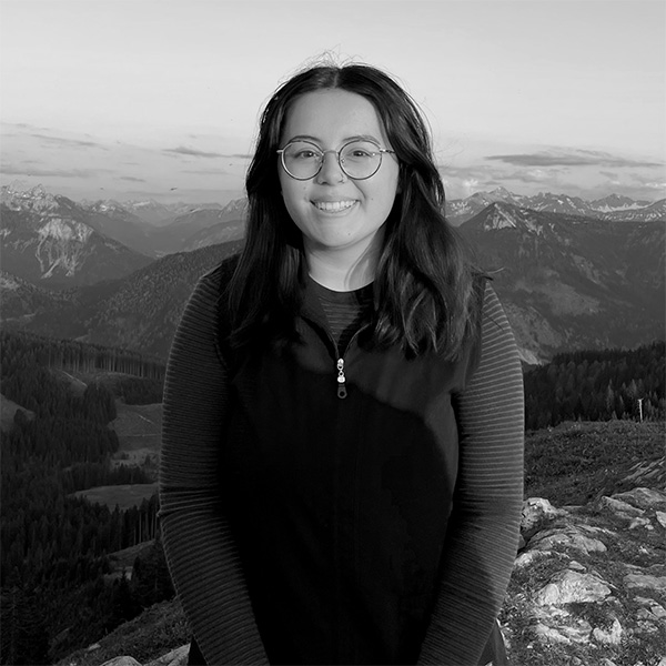 Une femme debout au sommet d'une montagne