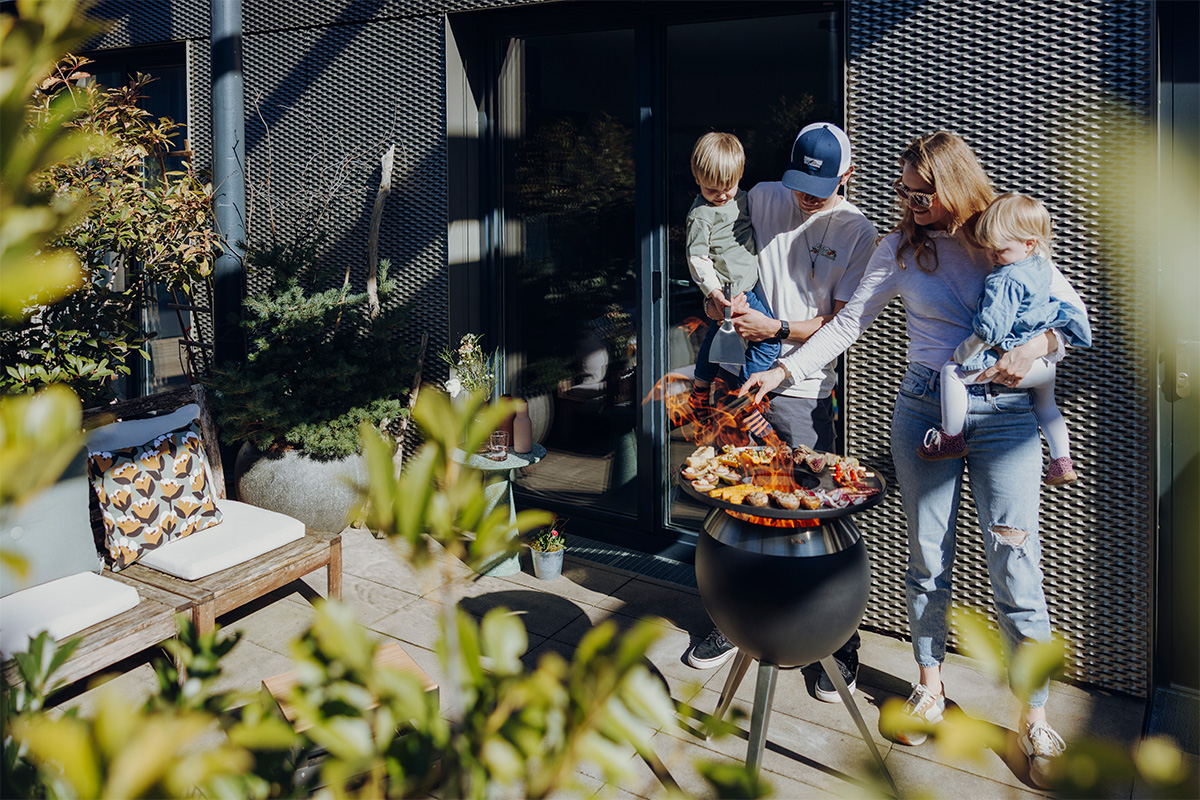 Erleben Sie, wie eine Frau und ein Kind draußen kochen mit dem raffinierten Touch des 00963 Moon 45 Plancha BBQ Sets.