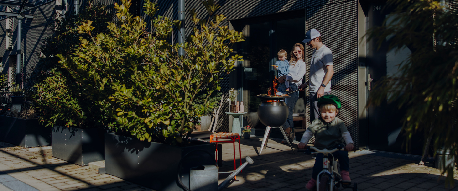 Un homme et une femme sont debout dehors.
