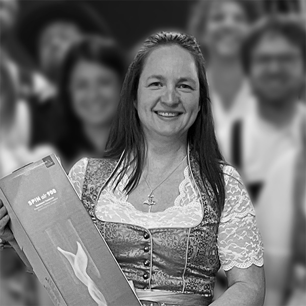 Une femme tenant une boîte de nourriture