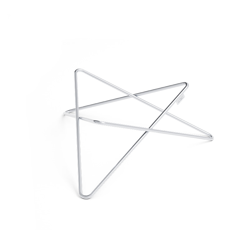 Das hier abgebildete ist ein silbernes Metallstern-förmiges Objekt auf weißem Hintergrund, mit der BOWL 70 Feuerschale mit Stern-Ständer.