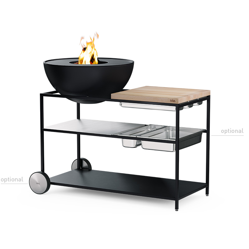 FIRE KITCHEN avec BOWL 70 Set Plancha Grille basse Une vue d'un barbecue noir avec un feu sur le dessus, avec le set FIRE KITCHEN avec BOWL 70 Plancha BBQ incluant des roues.
