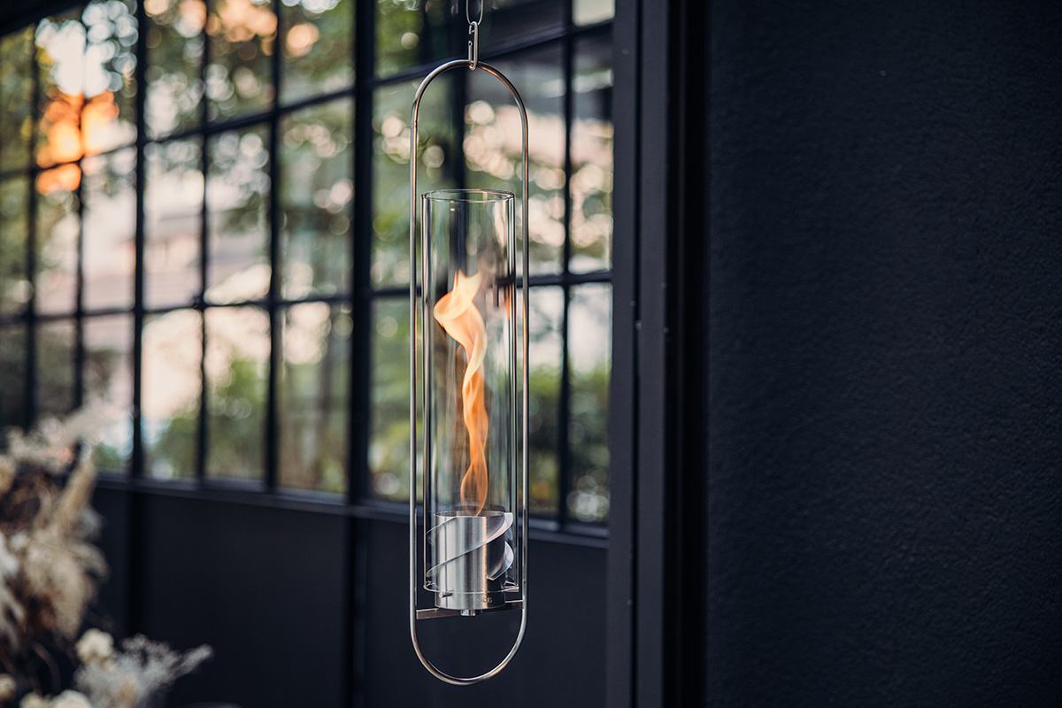 Szene zeigt eine Glasleuchte, die von einem Fenster hängt, wobei die Spin 900 Hängefeuer durch ihre praktische Eleganz hervorsticht.