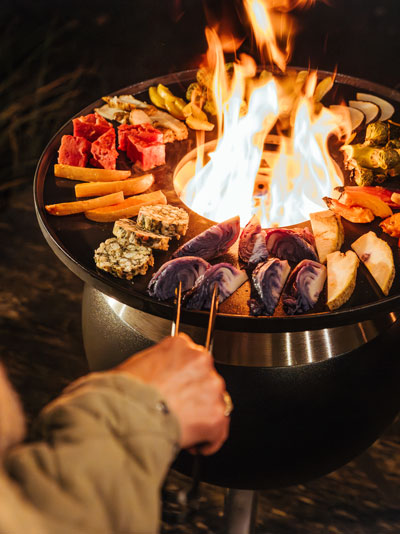 Le 00861 MOON 45 Plancha s'intègre parfaitement dans le décor, où une personne Grille de la nourriture avec une pince.