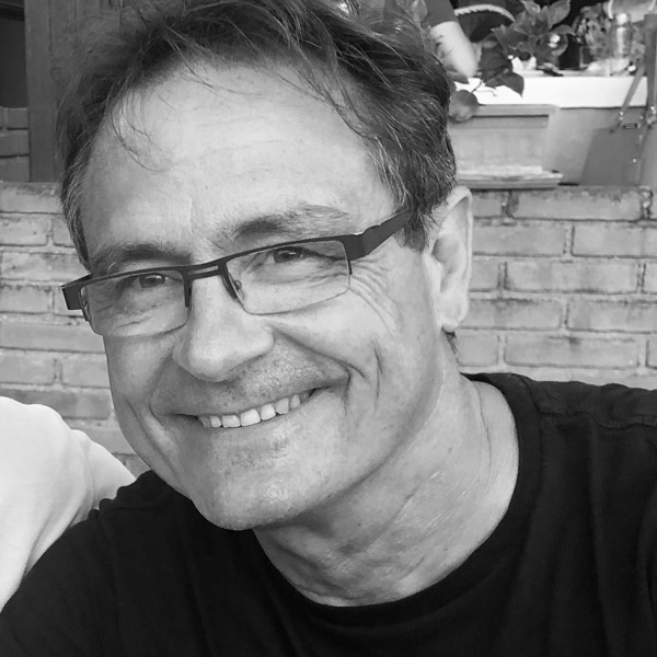 Un homme et une femme assis côte à côte.