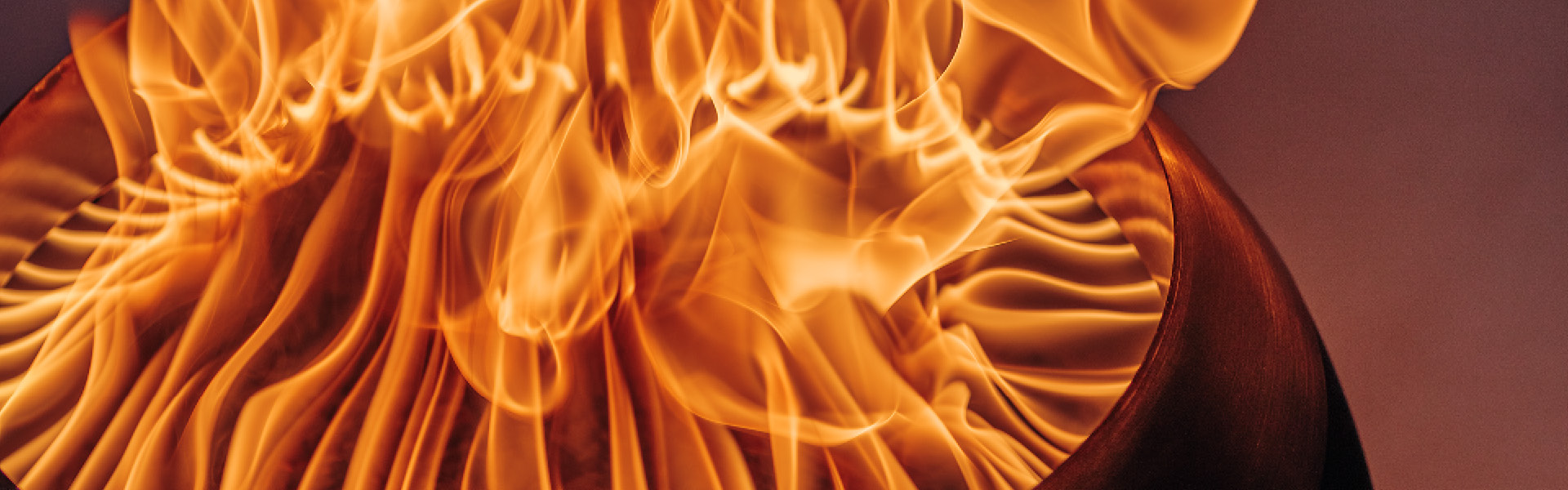 Un feu avec des flammes en arrière-plan, montrant un gros plan de la MOON.