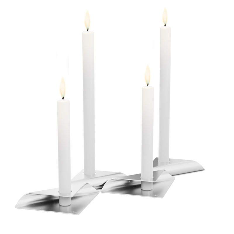 SQUARE CANDLE Ensemble de bougeoirs argent Sur la photo, on voit une paire de bougies blanches avec une seule bougie, avec le set de bougeoirs SQUARE CANDLE en argent.