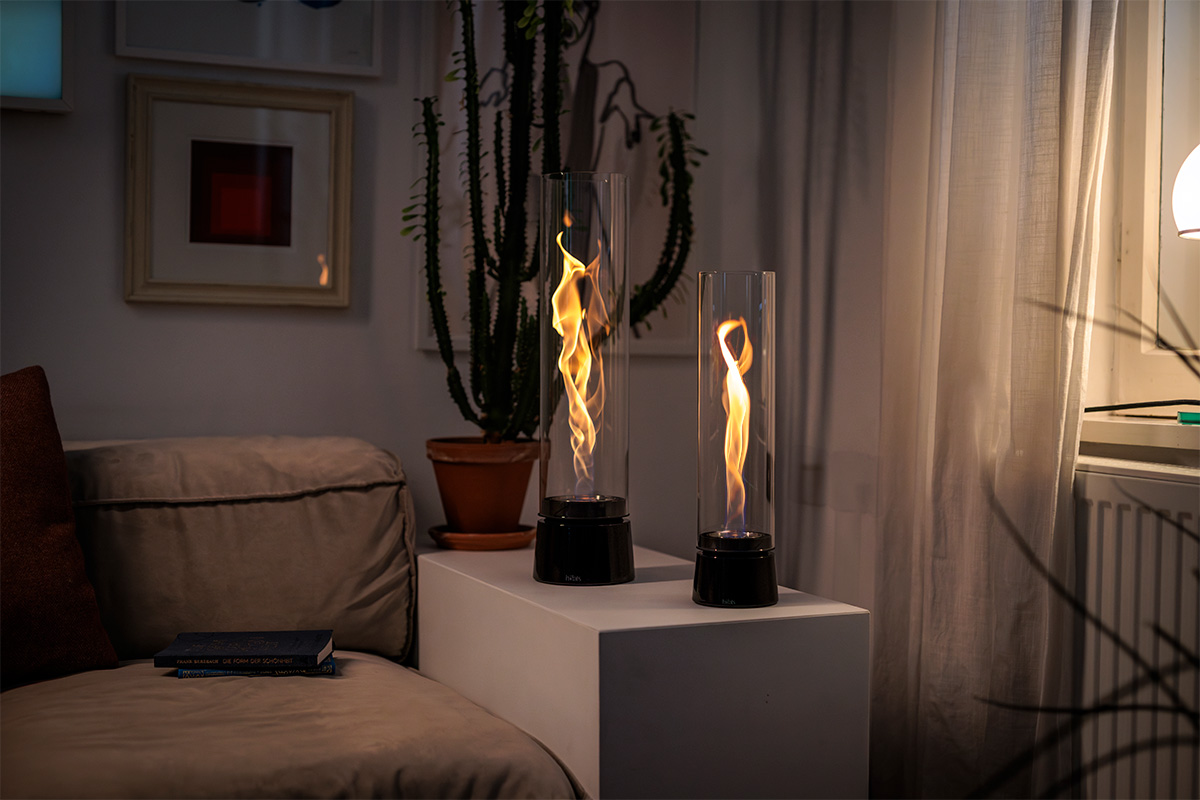 SPIN air 900 Tabletop Fireplace enamel black An inviting scene highlights the Spin Air 1200 Tablefire Emaille, blending effortlessly into its surroundings.