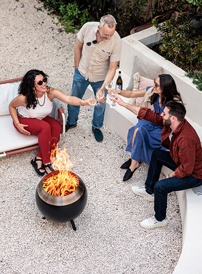 Vier Leute stoßen an