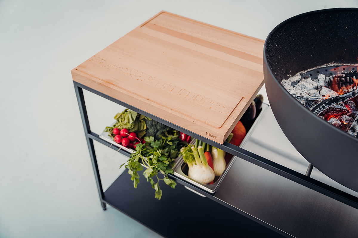 Une grande Plancha à découper en bois. le plan de travail de cuisine 00614 Fire