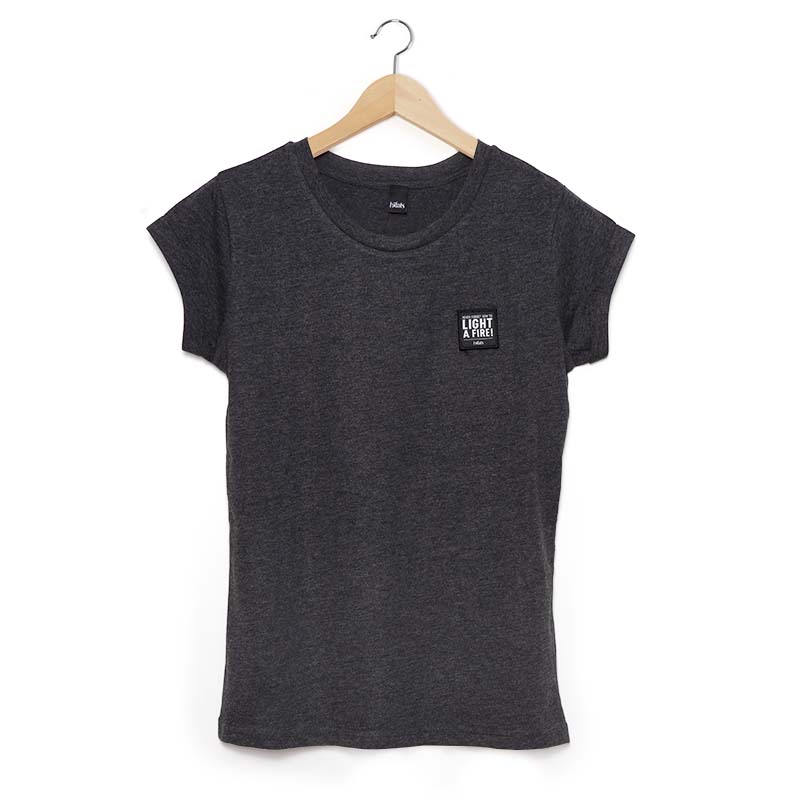 SHIRT femme gris S Une représentation d'un t-shirt gris accroché à un cintre