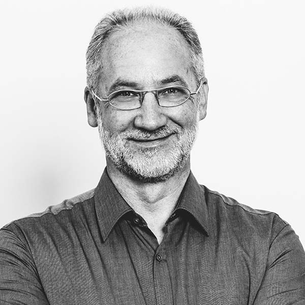 Un homme avec des lunettes et une barbe.