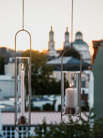 Ein paar hängende Kerzen.