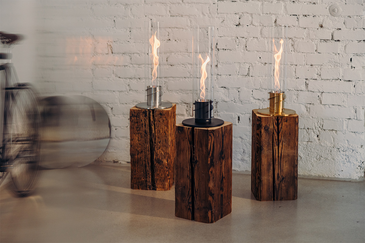 SPIN 900 Tischfeuer gold Bild einer Szene, in der ein Paar Kerzen auf einem Tisch steht, wobei der 00699 Spin 1200 Tischfeuer Gold durch seine praktische Eleganz hervorsticht.