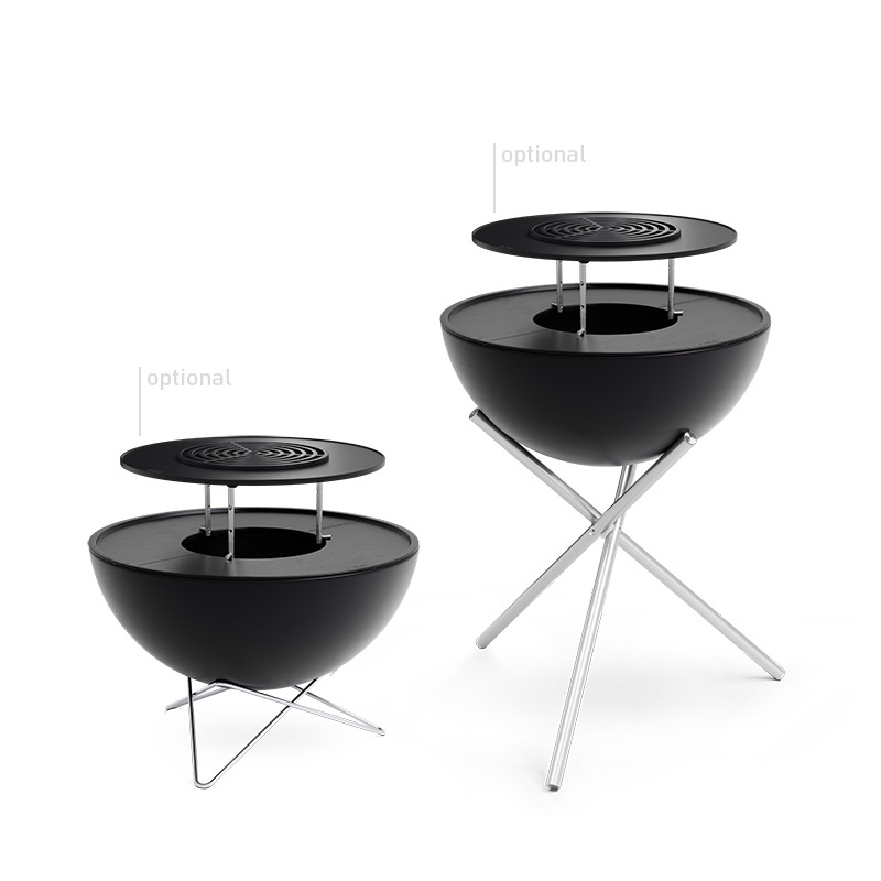 BOWL 57 Sear Grate Eine Darstellung von zwei schwarzen Grills mit einem Grill oben drauf, wobei das 00611 Bowl 57 Sear Grate als zentrales und zweckmäßiges Element dargestellt ist.