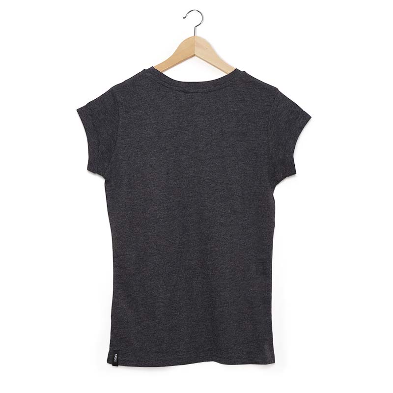 Ici est représenté le dos d'un t-shirt noir avec un logo blanc dessus, en taille S pour femmes.