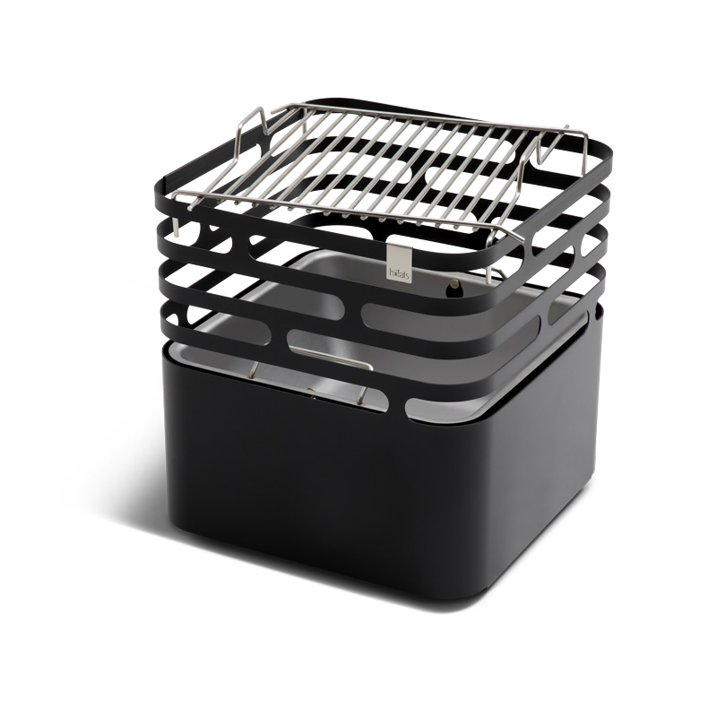 CUBE BBQ Set noir Un gril en acier noir avec Grille à l'intérieur sur fond blanc, l'ensemble CUBE BBQ